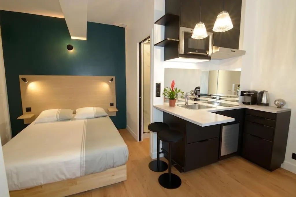 Fully Equiped Flat With Air Conditioning Paris 0*,
